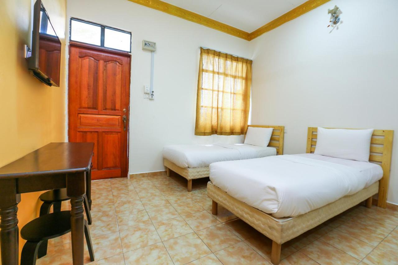Oyo 89887 Chalet Yunie Marang Kültér fotó