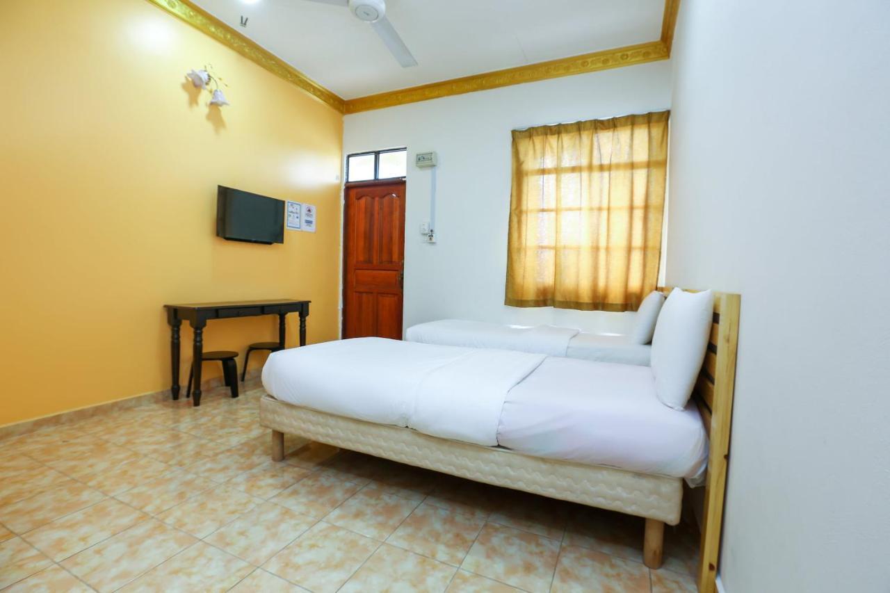 Oyo 89887 Chalet Yunie Marang Kültér fotó